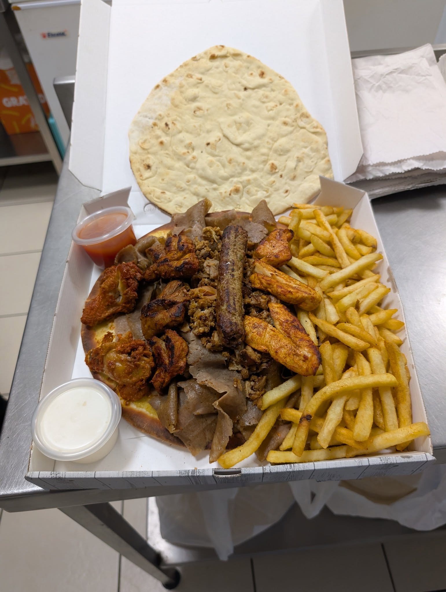 Mix share box with grilled chicken, doner meat, sausage and chips
